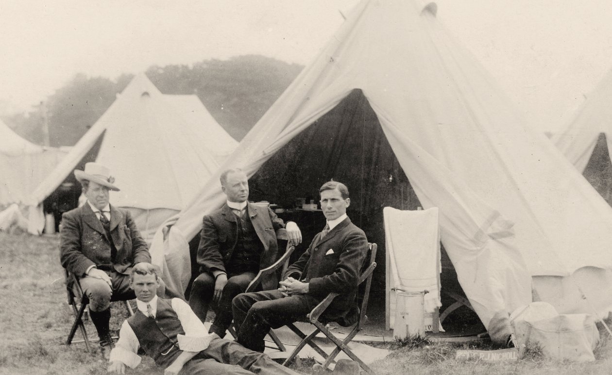 Çadırlarının dışında dinlenen erkekler c.1908 (fotoğraf) by . .