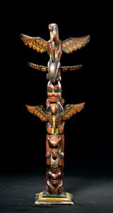 Totem direği (boyalı ahşap)