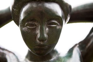 Bather saçını düzenliyor, detay, 1930 (bronz)