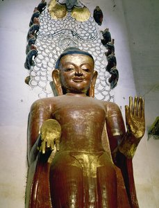 Ayakta duran bir Buda heykeli