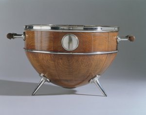 Kase, 1880 (dörde bölünmüş meşe, elektrolizle kaplanmış gümüş ve cam)