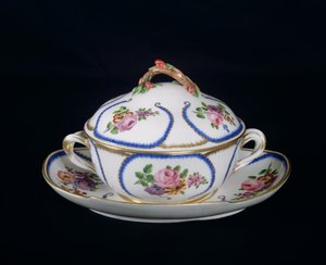 Sevr kasesi ve tabağı, 1764 (porselen)