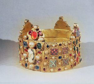 Hildesheim Tacı (altın ve değerli taşlar)