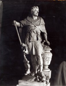 Hannibal Muzaffer, 1722 (mermer) (bw fotoğraf)