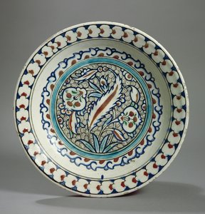 Taş hamurlu tabak, İznik, Türkiye (seramik)