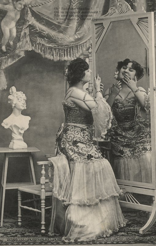 Ayrıntılı elbiseli kadın by French Photographer