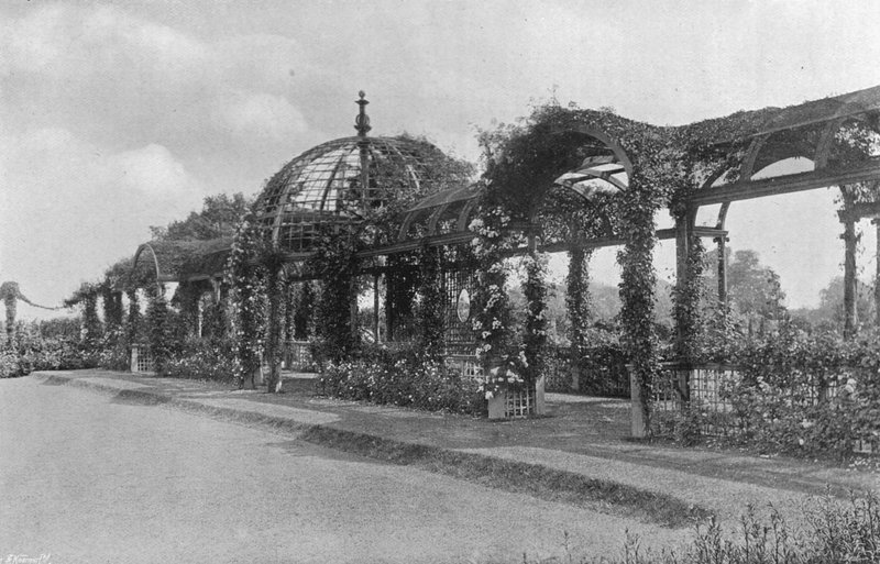 Batık Kroket Çim ve Doğu Pergola by Charles Latham