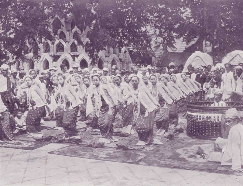 Bir Burma Dansı by English Photographer