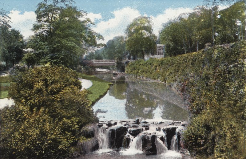 Buxton, Bahçeler ve Şelale by English Photographer