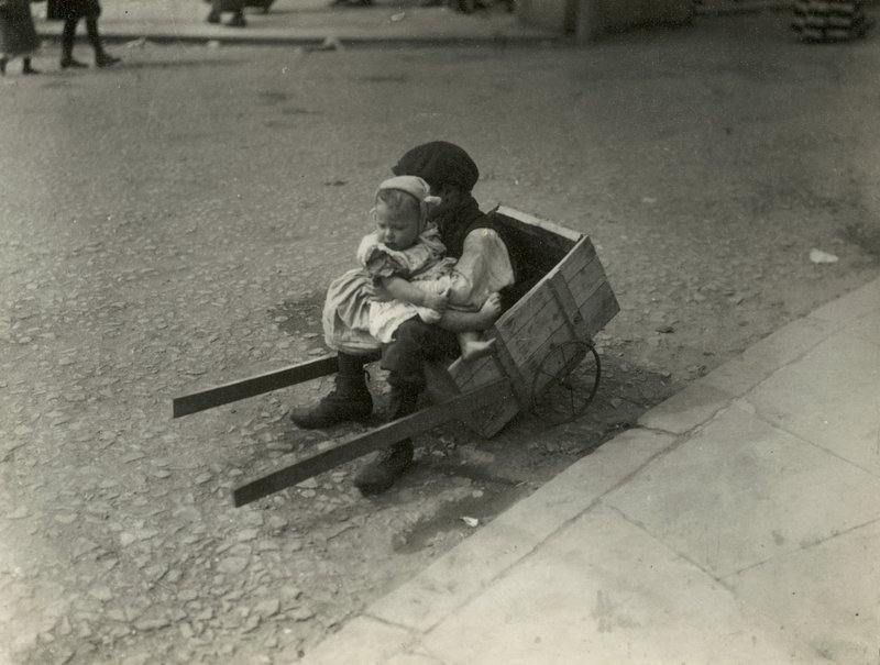 Çocuk yoksulluğu, Londra by English Photographer