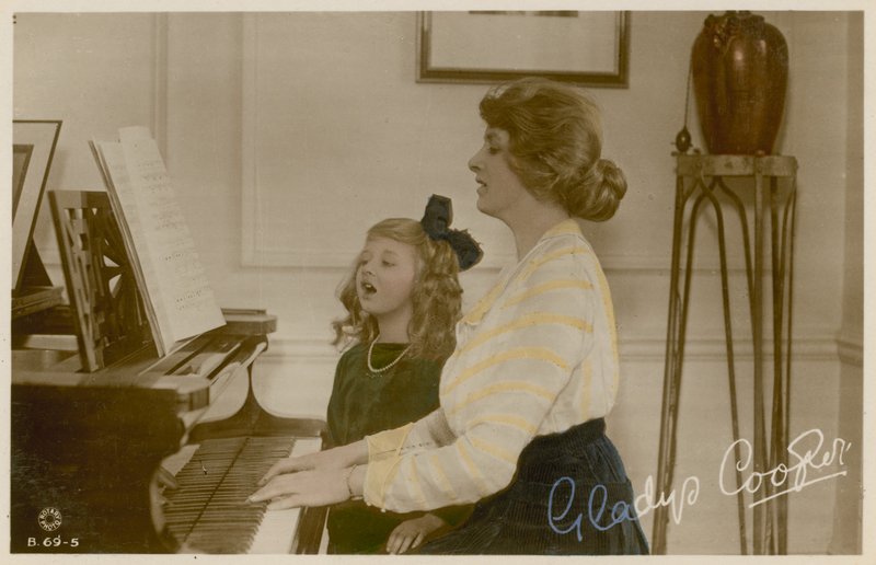 Gladys Cooper ve kız piyanoda by English Photographer