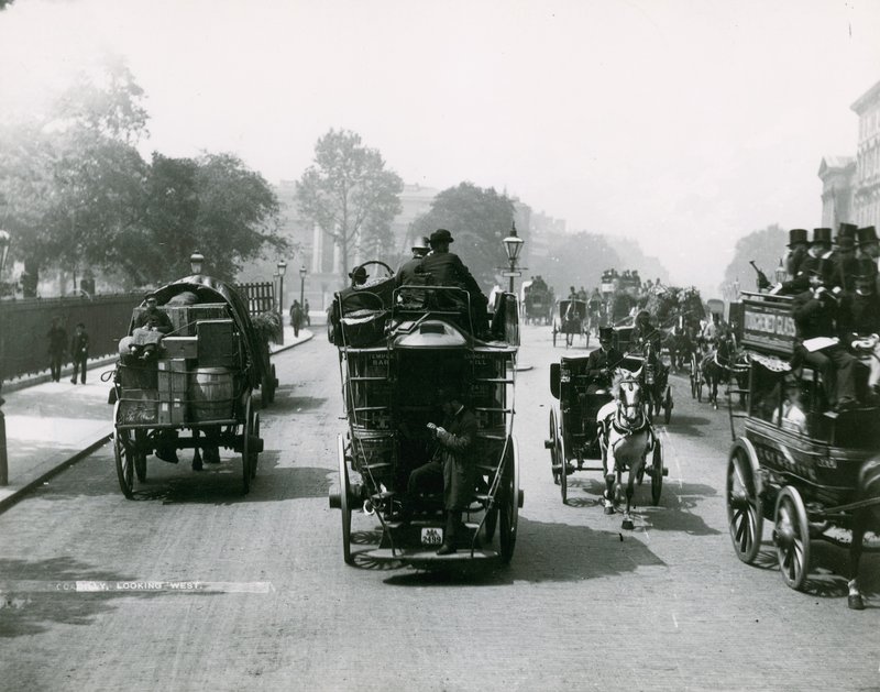 Yoğun bir yolda atlı trafik by English Photographer