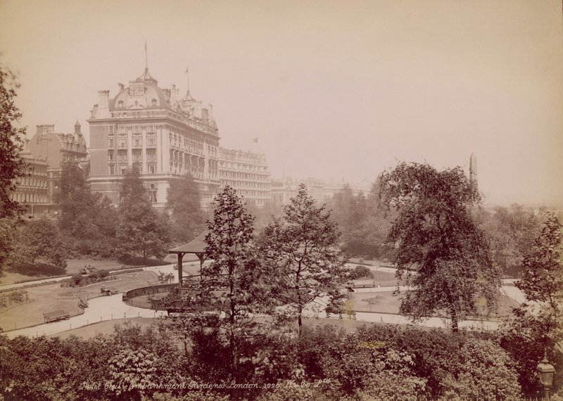 Hotel Cecil ve Embankment Gardens, Londra by English Photographer