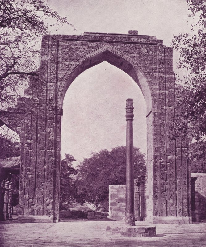 Demir Sütun ve Büyük Kemer, Delhi by English Photographer