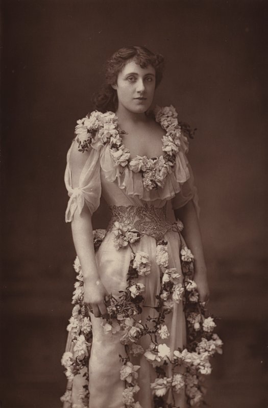 Bayan Julia Neilson by English Photographer