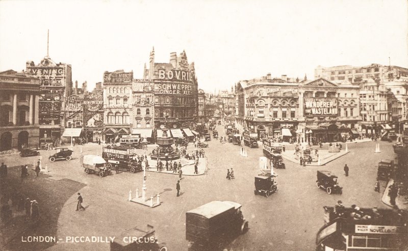Piccadilly Sirki by English Photographer