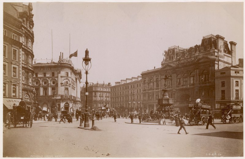 Piccadilly Sirki, Londra by English Photographer