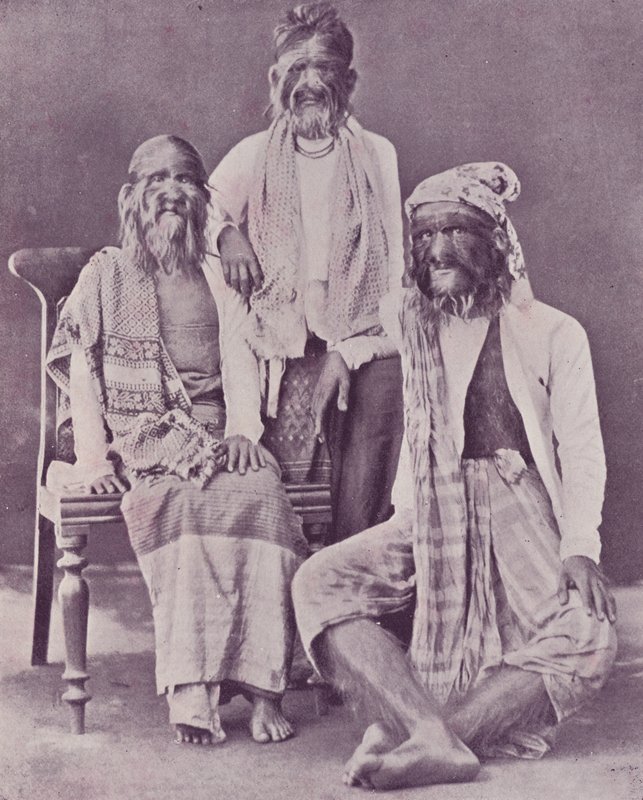 burma kıllı aile by English Photographer