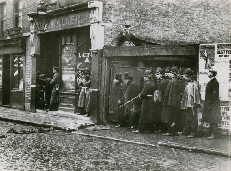 Sidney Caddesi kuşatması by English Photographer