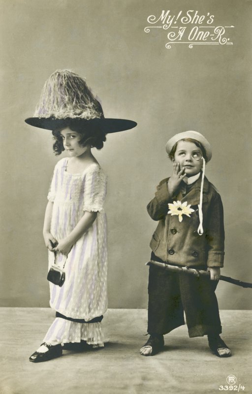 Süslü elbiseli iki çocuk (renkli fotoğraf) by English Photographer