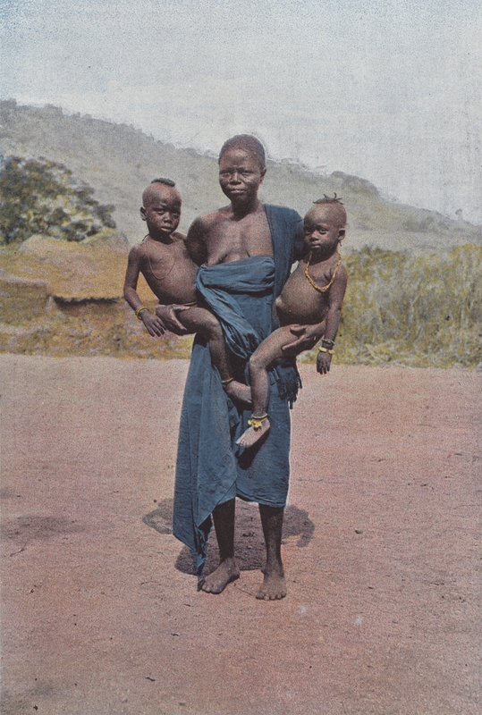 Dahomeenne İki İkizini Taşırken by European Photographer