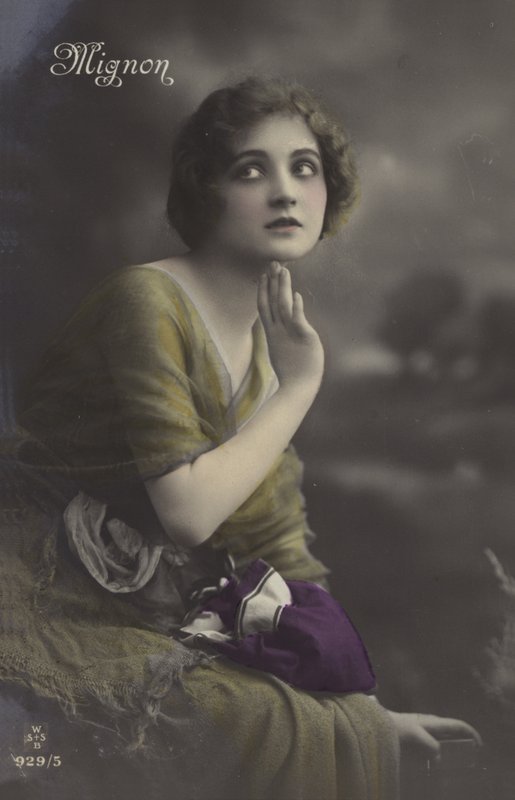 Sarı elbiseli kız by French Photographer