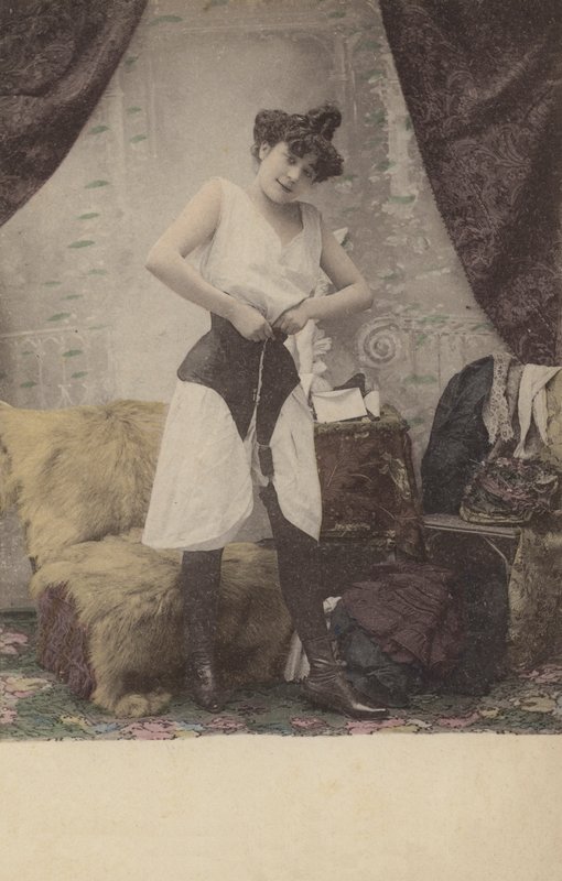 korsesini çözen kız by French Photographer