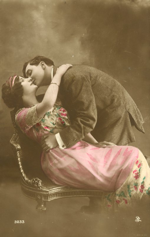 Adam kızı yanağından öpüyor by French Photographer