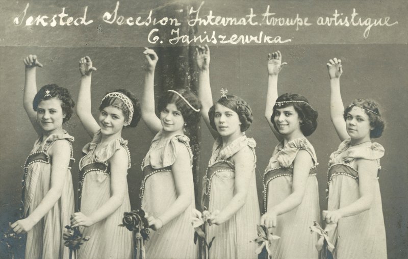 Gülümseyen genç kadın dansçılar topluluğu by French Photographer