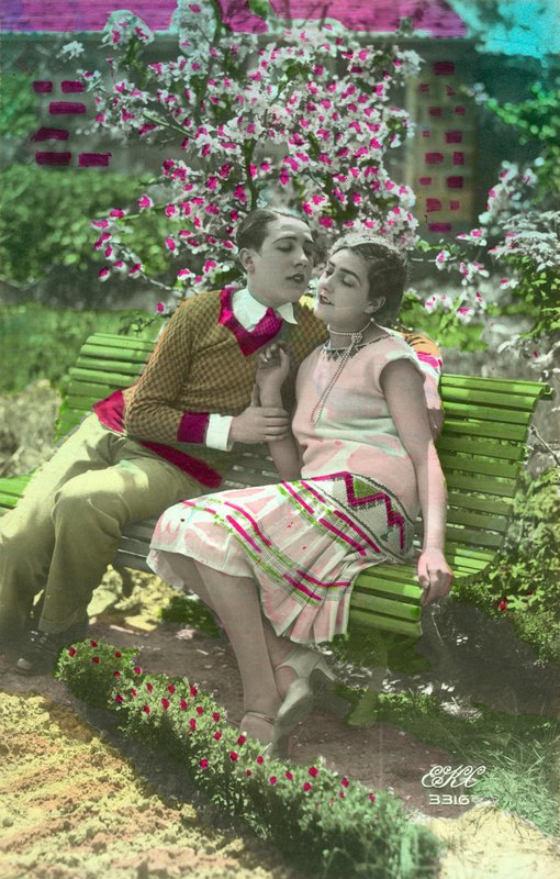 Genç adam, kızı öpmek üzere by French Photographer