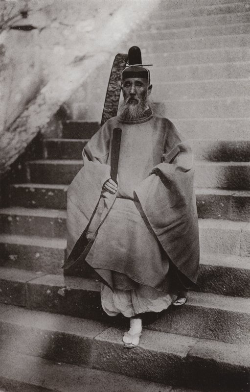 Bir Şinto Rahibi (s/b fotoğraf) by Herbert Ponting