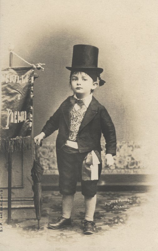 Takım elbiseli küçük çocuk (s/b fotoğraf) by Italian Photographer