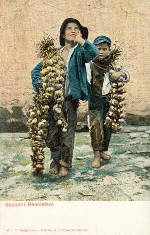 Genç sarımsak satıcıları, Napoli by Italian Photographer
