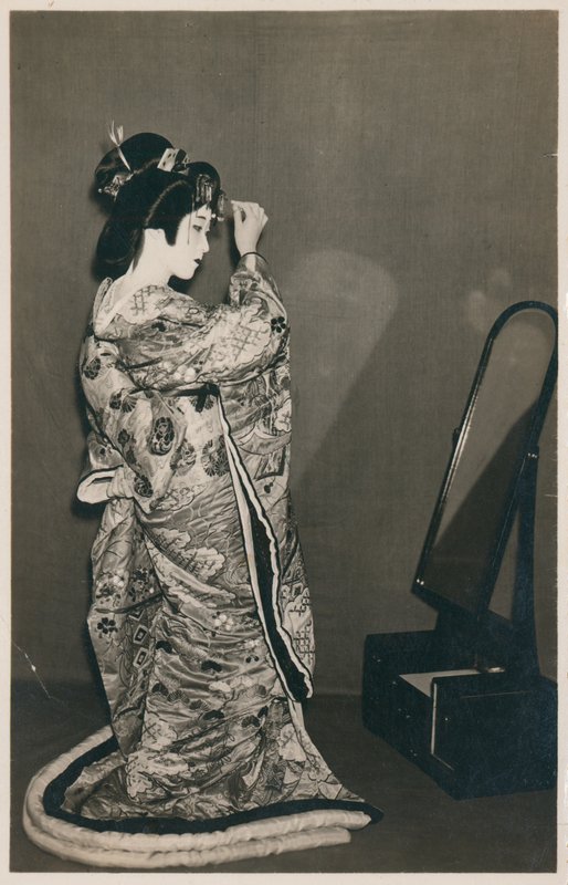 kimono giymiş bir kadın by Japanese Photographer
