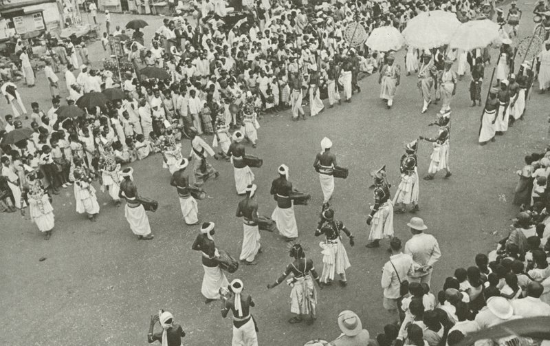 Perahera (s/b fotoğraf) by Lionel Wendt