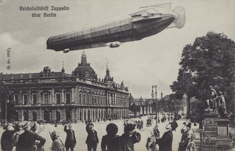 Berlin üzerinde uçan zeplin zeplin (s/b fotoğraf) by Photographer German