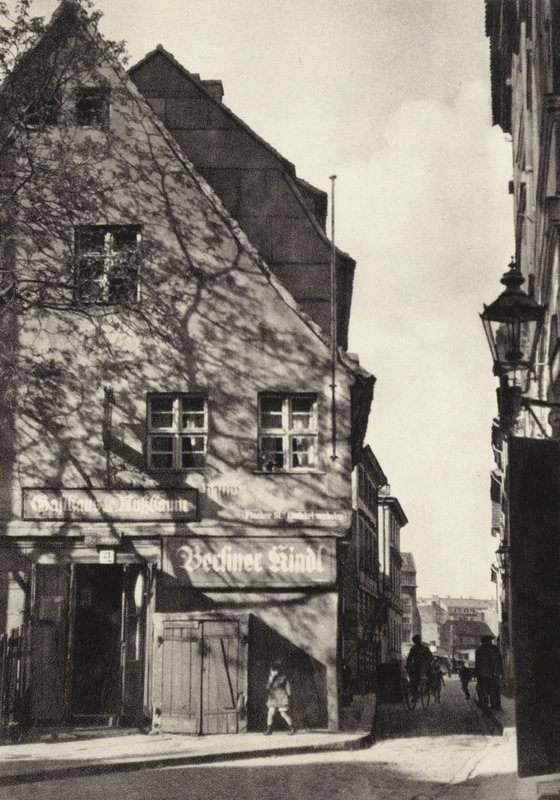 Berlin: "Fındık Ağacı" (s/b fotoğraf) by Sasha Stone