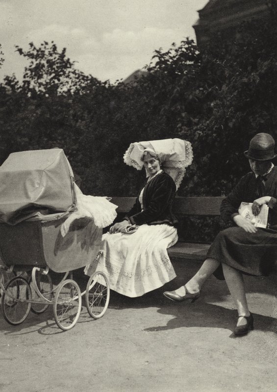 Berlin: Kindermadchen; Hemşire (s/b fotoğraf) by Sasha Stone